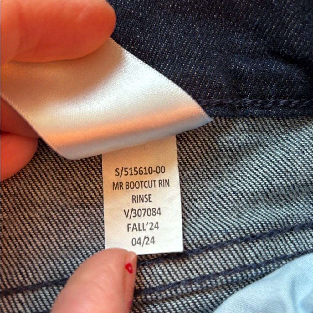 BANANA REPUBLIC MID-RISE BOOTCUT jeans.
Dark denim. Some stretch. Size 28/6 - Picture 3 of 5